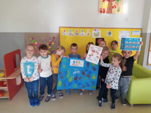 Zdjęcie przedstawia grupę dzieci trzymającą wspólnie wykonany plakat z okazji Światowego Dnia Mycia Rąk.