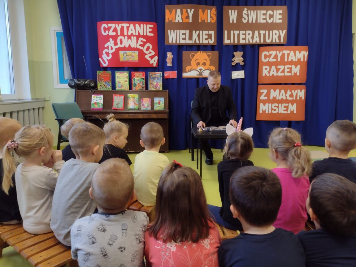 Zaproszony Gość czyta przedszkolakom ze Słoneczek i Motylków