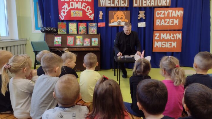 Zaproszony Gość czyta przedszkolakom ze Słoneczek i Motylków