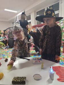 Dwie dziewczynki przebrane w kapelusze czarnoksiężnika.
