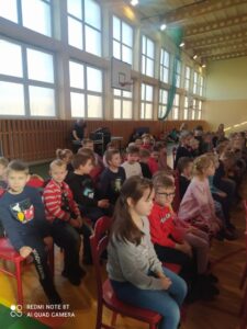 (Jeżyki oglądają przedstawienie przygotowane przez uczniów Publicznej Szkoły Podstawowej nr 1 w Radomsku.)
