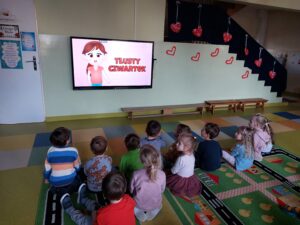 Przedszkolaki oglądają film edukacyjny pt " Tłusty czwartek"