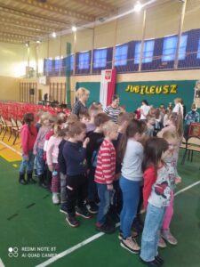 (Jeżyki oglądają przedstawienie przygotowane przez uczniów Publicznej Szkoły Podstawowej nr 1 w Radomsku.)
