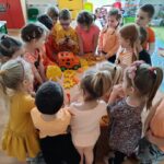 dzieci w pomarańczowych strojach organizują kącik pomarańczowy