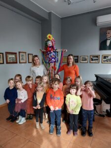 Dzieci stoją wraz z nauczycielami w muzeum 