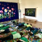 Dzieci relaksują się leżąc na dywanie