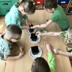 Grupa dzieci sadzi cebulę