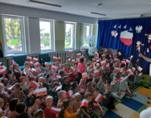 Wszystkie przedszkolaki machają flaga Polski 