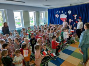 Dzieci śpiewaja hymn Polski