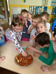 Przedszkolaki próbują włoskiej pizzy 