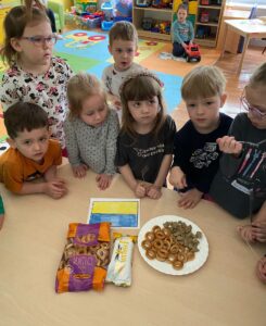 Przedszkolaki smakują chałwę i precle Ukraińskie