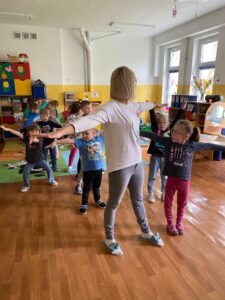 Przedszkolaki lecą w podroz po Europie