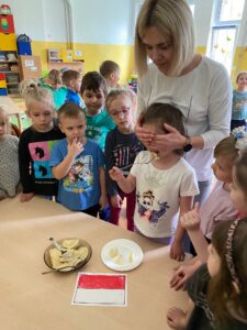 Przedszkolaki za pomocą zmysłu smaku próbują polskie pierożki 