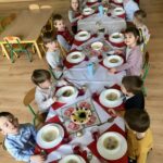 Dzieci z grupy Kotków spożywają wigilijny obiad przy stole wigilijnym 