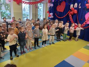 Dzieci tańczą do piosenki o zebrze 